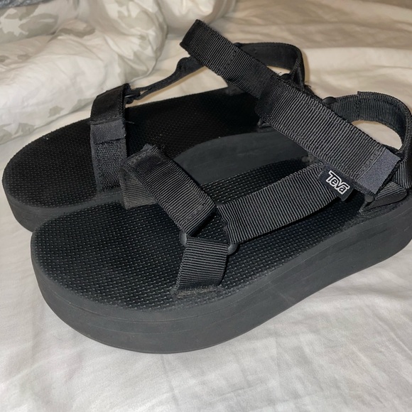 Teva Shoes - Teva platform sandals “flatform universal”
